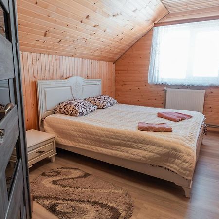Гостьовий Дім "У Ані" Yablunytsya Esterno foto